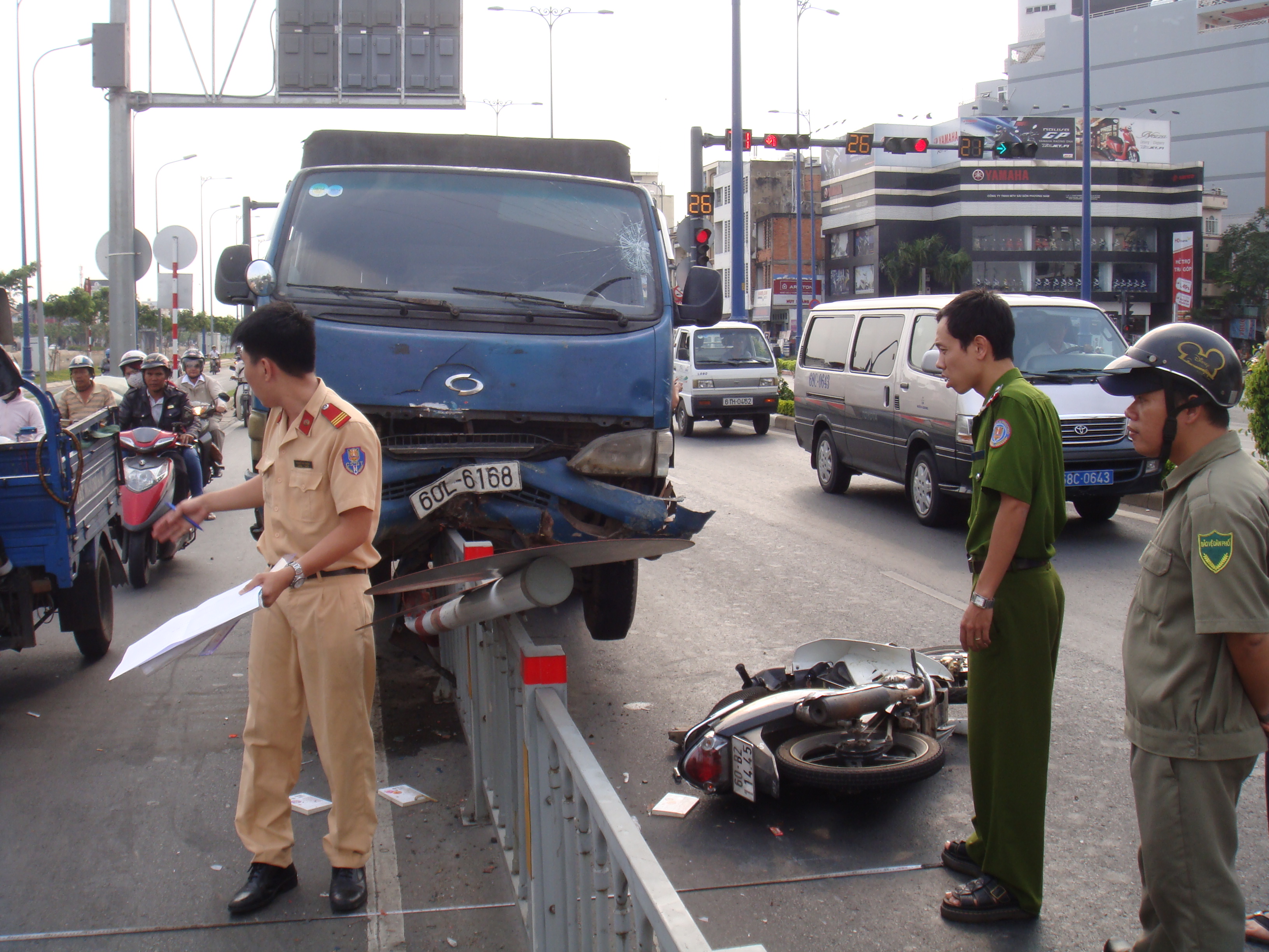 Lực lượng CSGT Đội Chợ Lớn đang đo vẽ hiện trường vụ tai nạn giao th&ocirc;ng chiều 4-4, tr&ecirc;n đường V&otilde; Văn Kiệt, phường 10, quận 5 &ndash; TP HCM.
