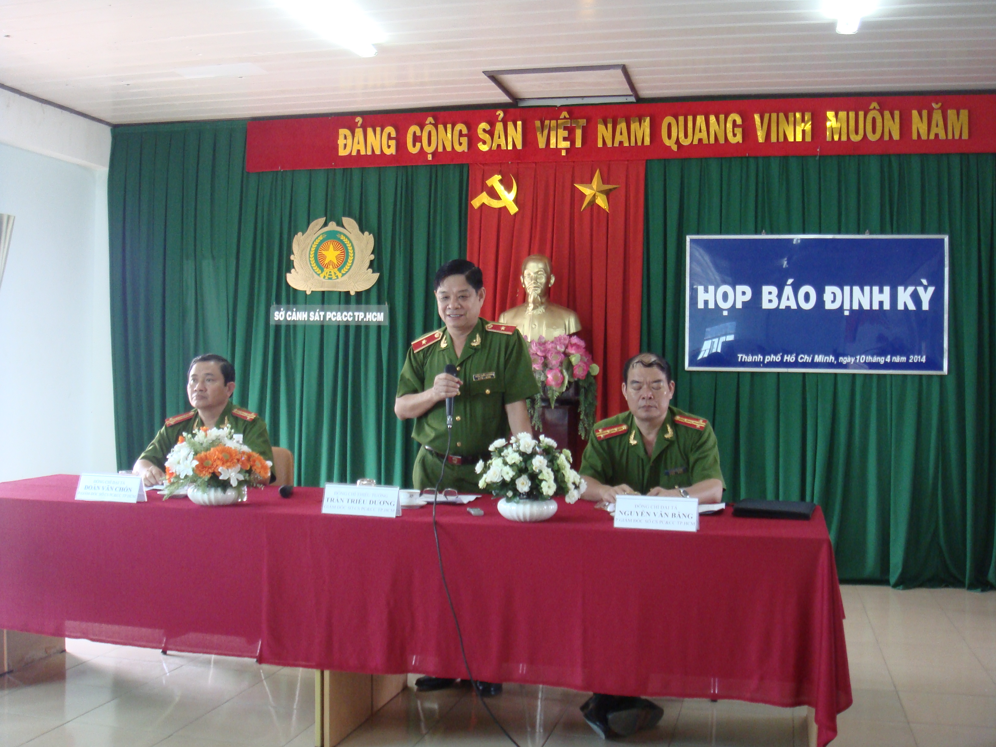 Cảnh sát PCCC mệt mỏi vì cháy do đốt cỏ, rác