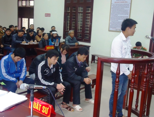 C&aacute;c bị c&aacute;o trước v&agrave;nh m&oacute;ng ngựa.