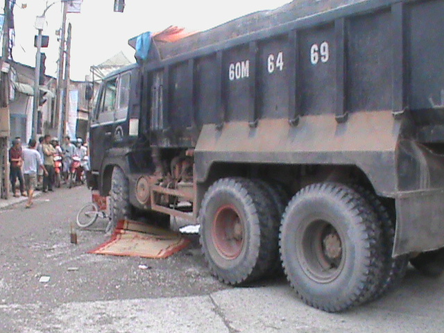 Cán chết người tàn tật bán vé số, tài xế xe ben bỏ trốn