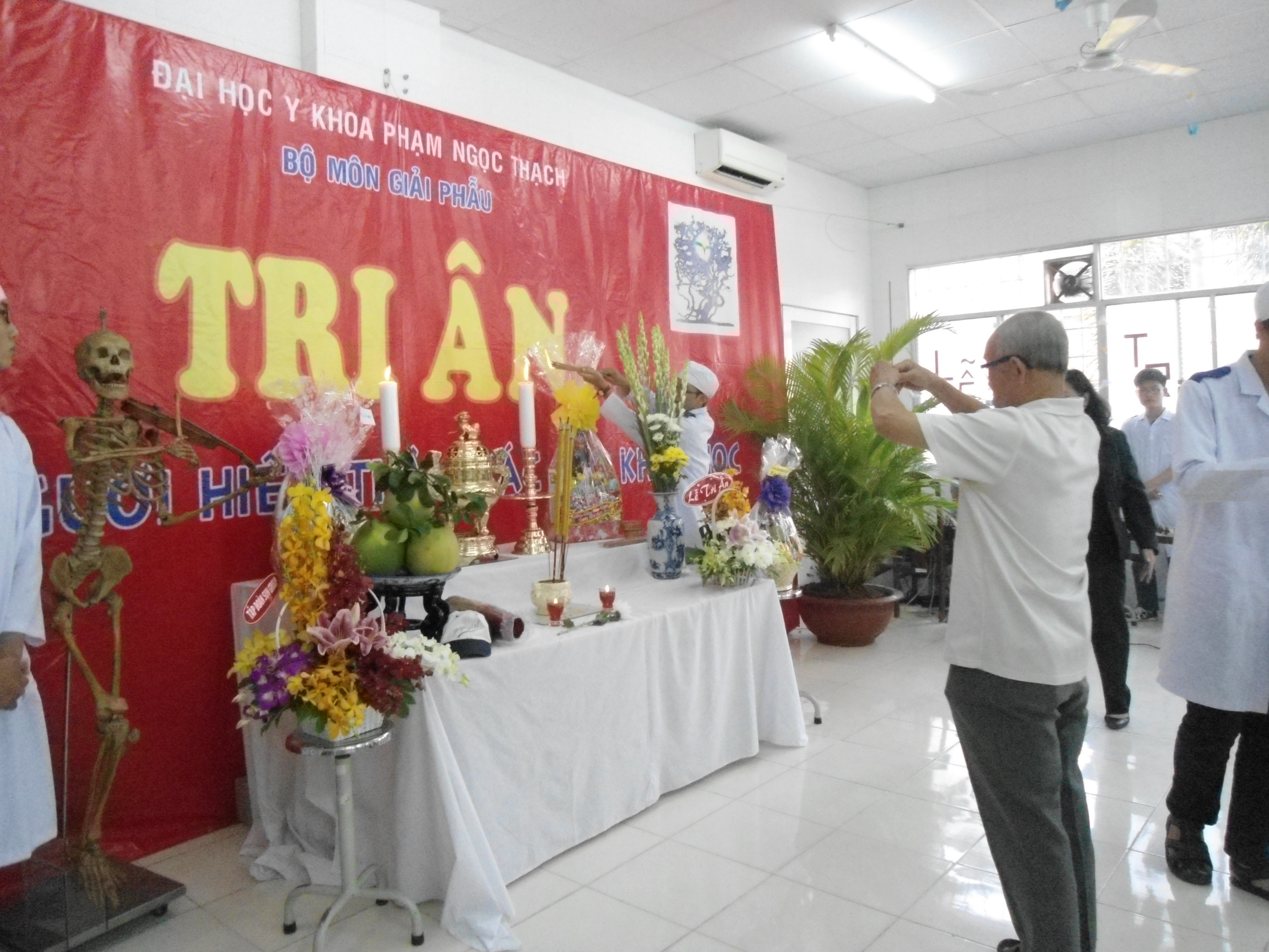 Lễ d&acirc;ng hương tưởng nhớ những người đ&atilde; hiến x&aacute;c