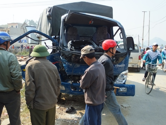 Phần đầu chiếc xe tải bẹp d&uacute;m sau vụ tai nạn