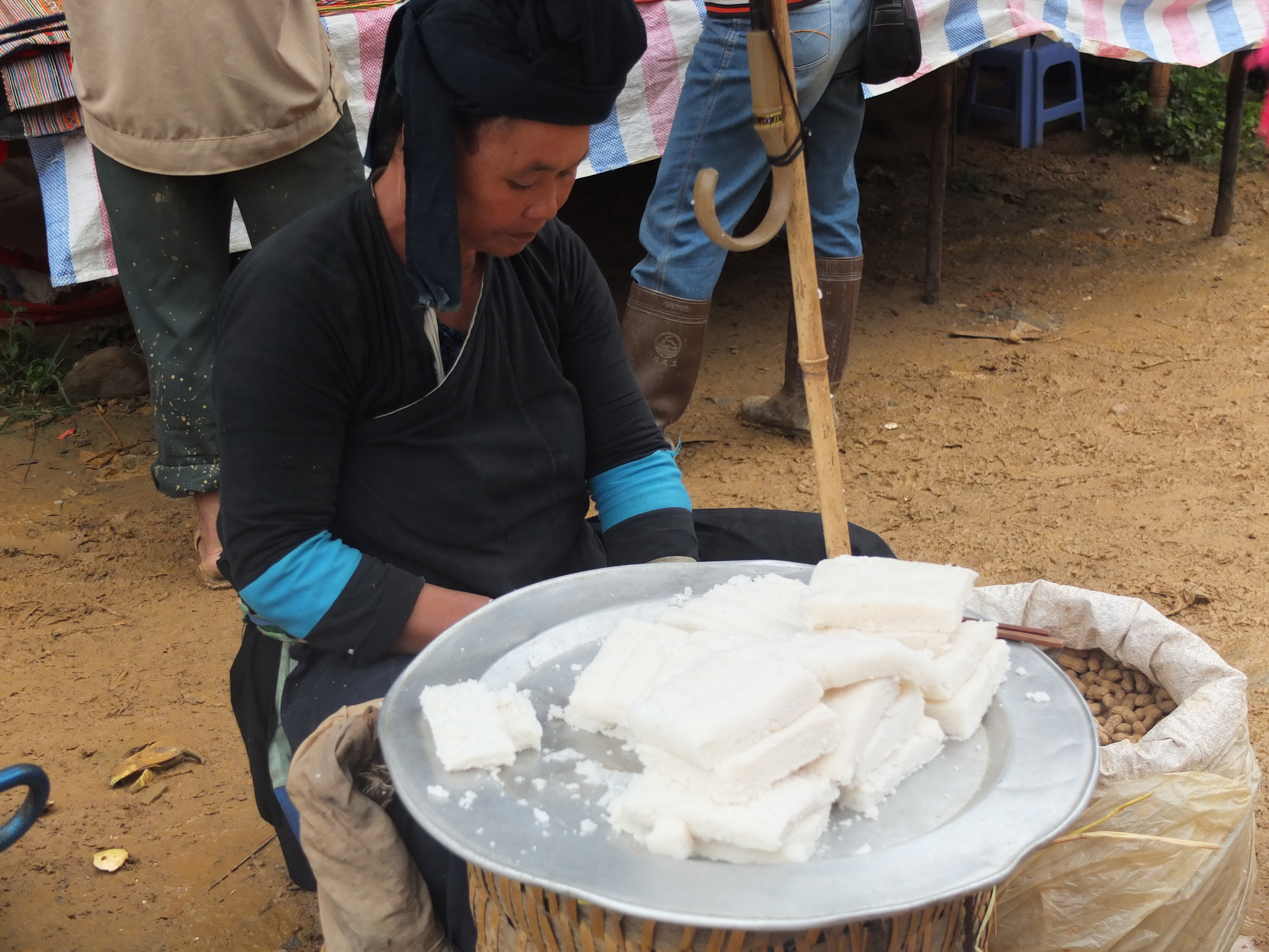 Nhiều m&oacute;n b&aacute;nh lạ kh&ocirc;ng biết t&ecirc;n ở chợ phi&ecirc;n C&aacute;n Cấu