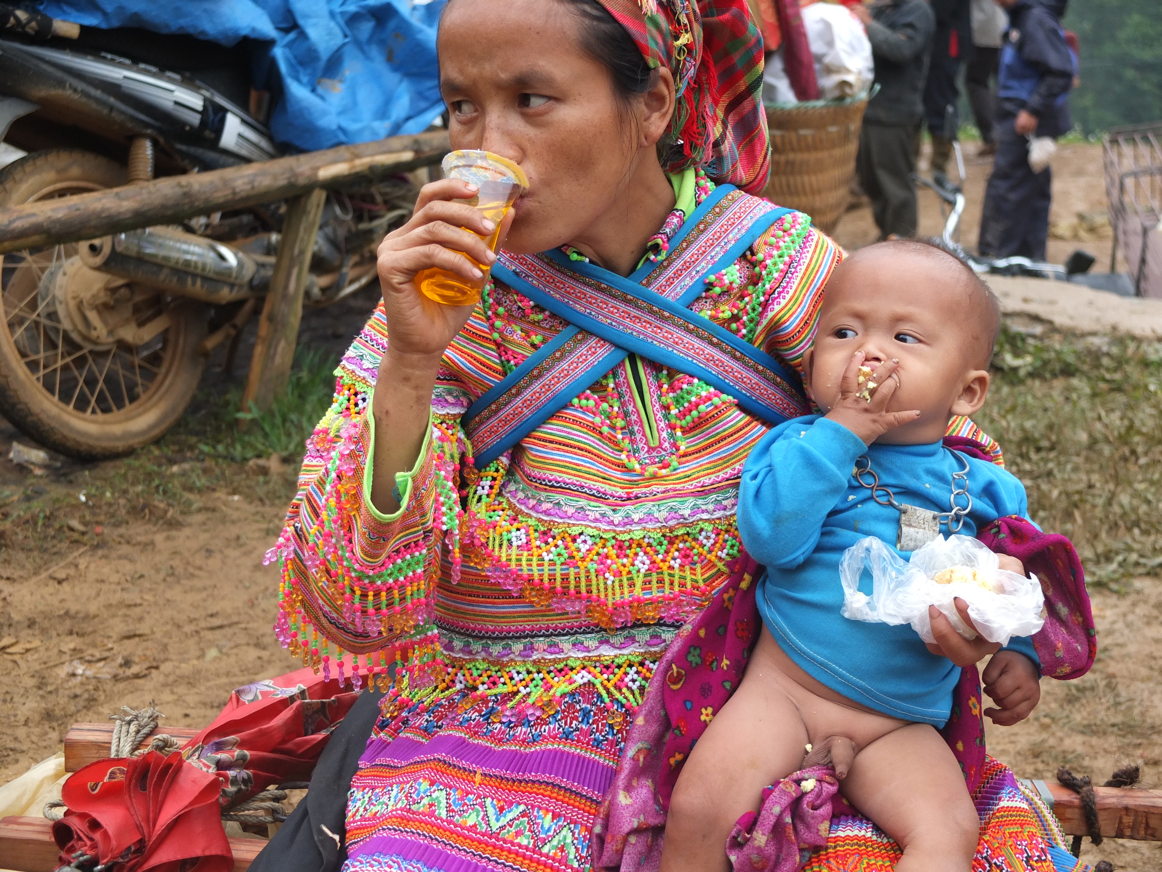 Mẹ con c&ugrave;ng ăn h&agrave;ng