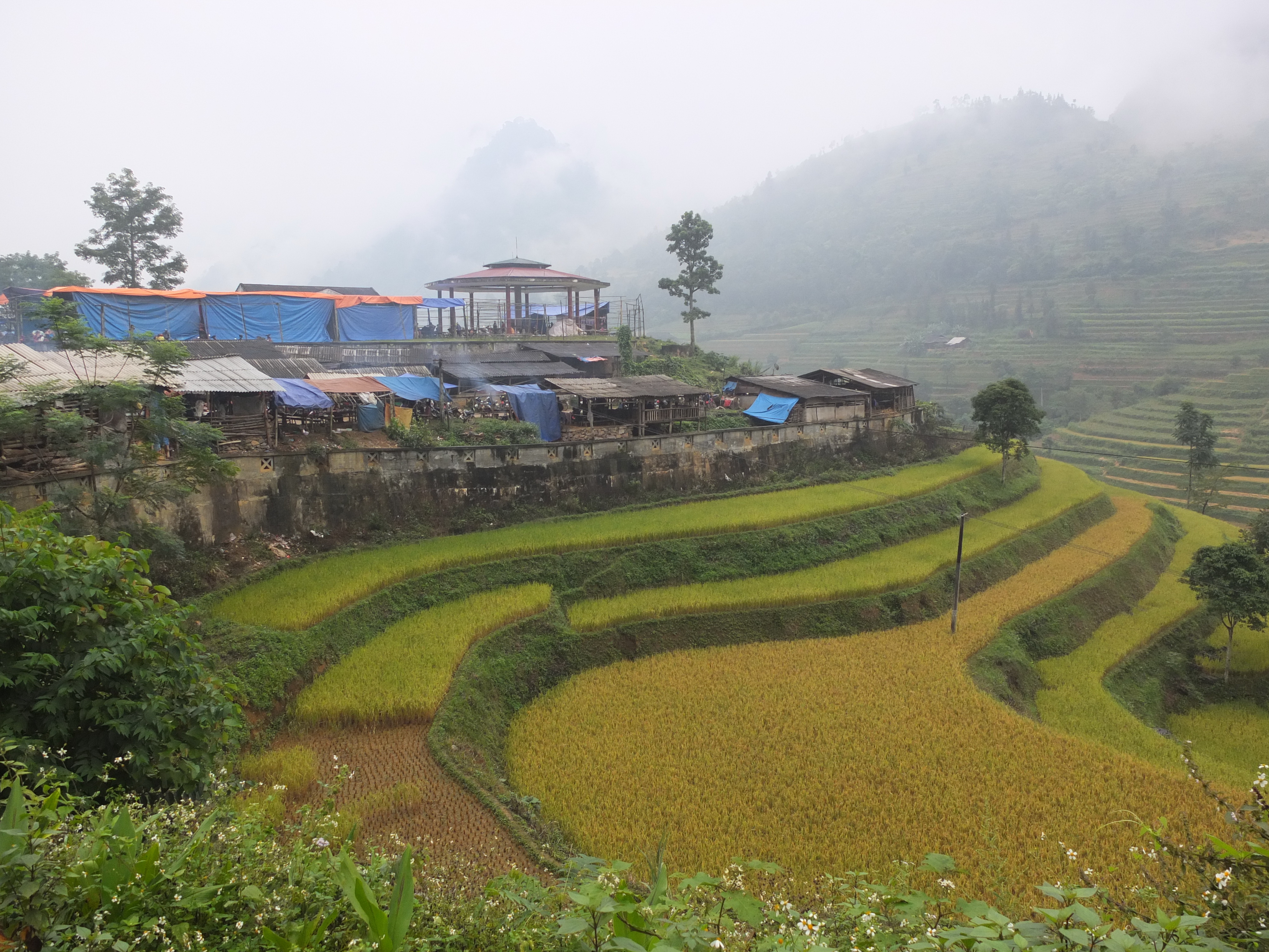 Chợ phi&ecirc;n C&aacute;n Cấu nằm tr&ecirc;n một ngọn đồi thơ mộng