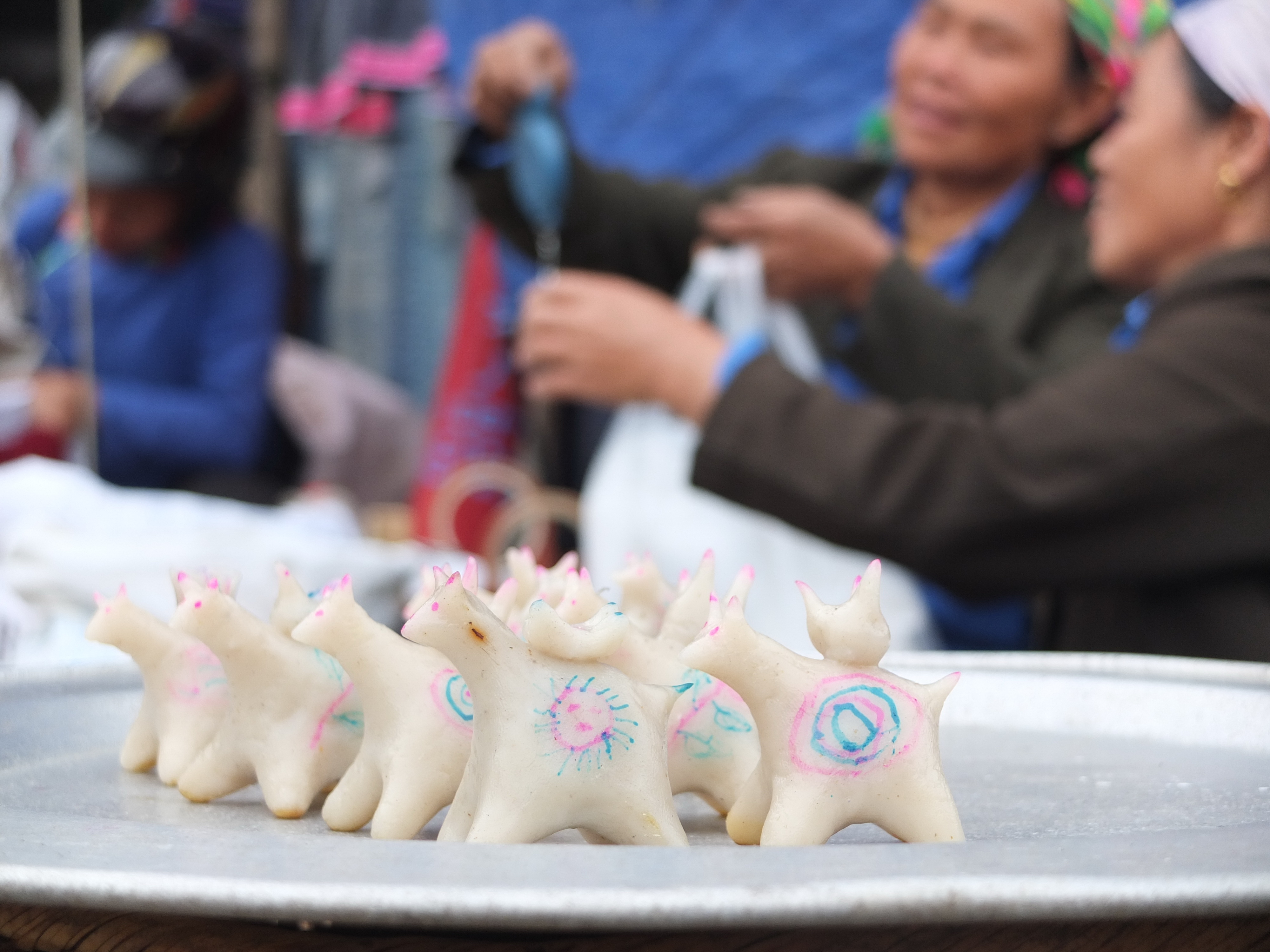 T&ograve; he trong chợ phi&ecirc;n Bắc H&agrave;