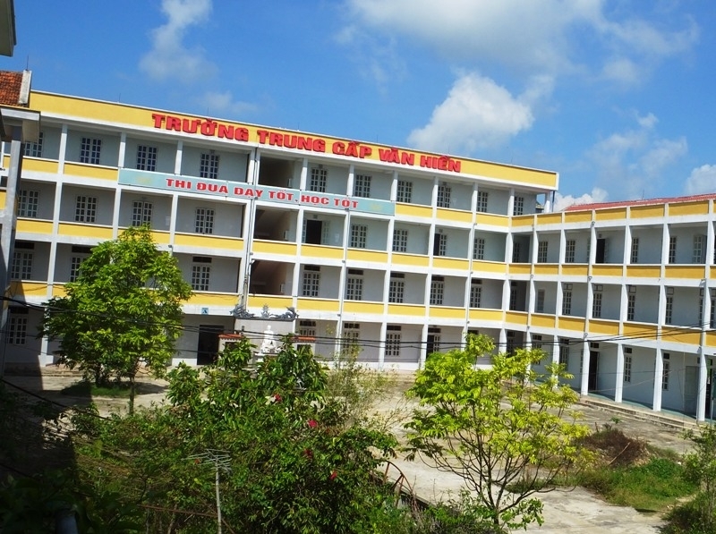 Hiệu trưởng bị "giáng chức", hơn 400 sinh viên chưa được cấp bằng