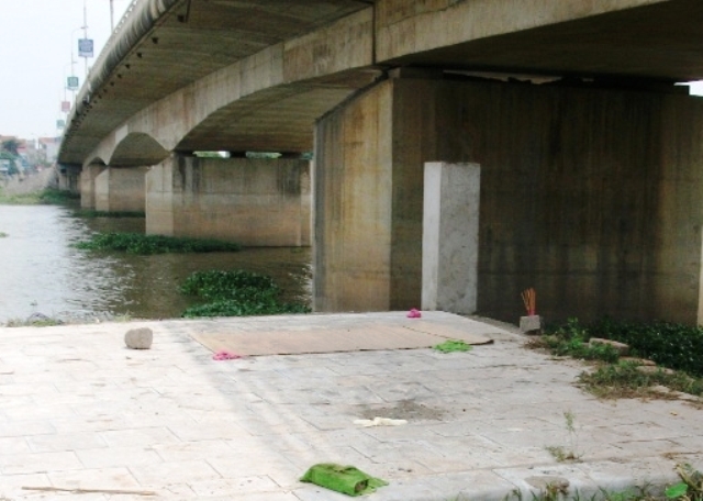 Thi thể không giấy tờ tùy thân trôi lập lờ dưới chân cầu