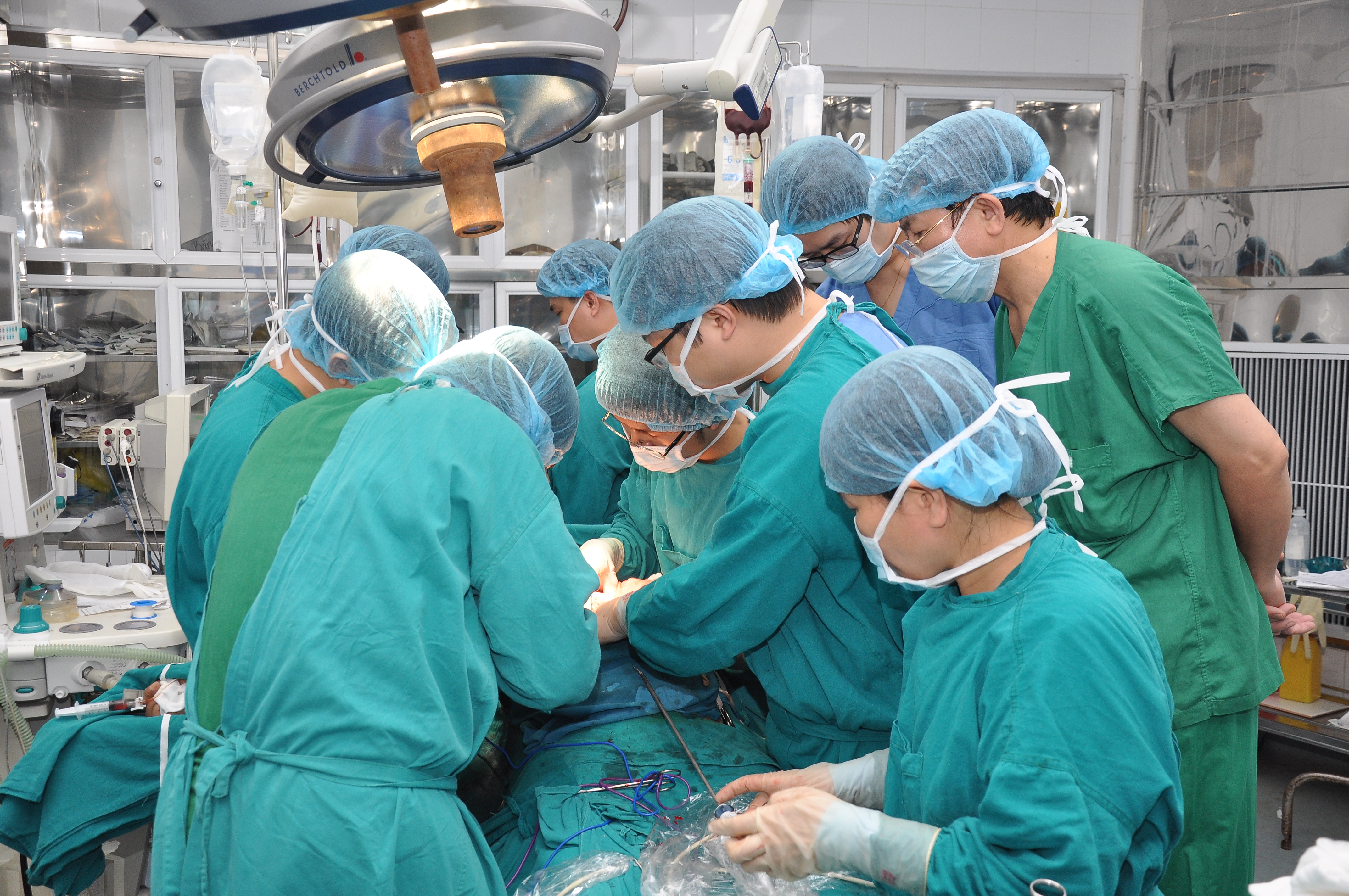 Lần đầu ti&ecirc;n Việt Nam thực hiện th&agrave;nh c&ocirc;ng ca phẫu thuật gh&eacute;p đa tạng