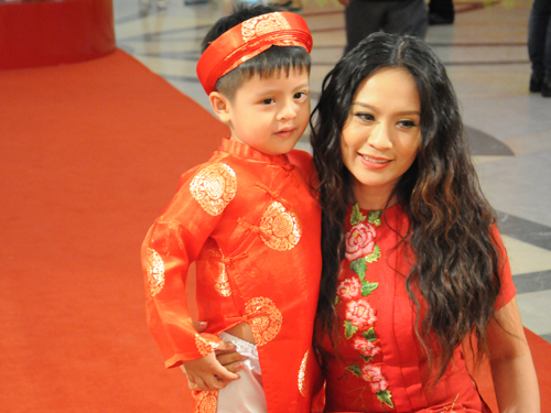 Thanh Th&uacute;y v&agrave; b&eacute; C&agrave; Ph&ecirc;