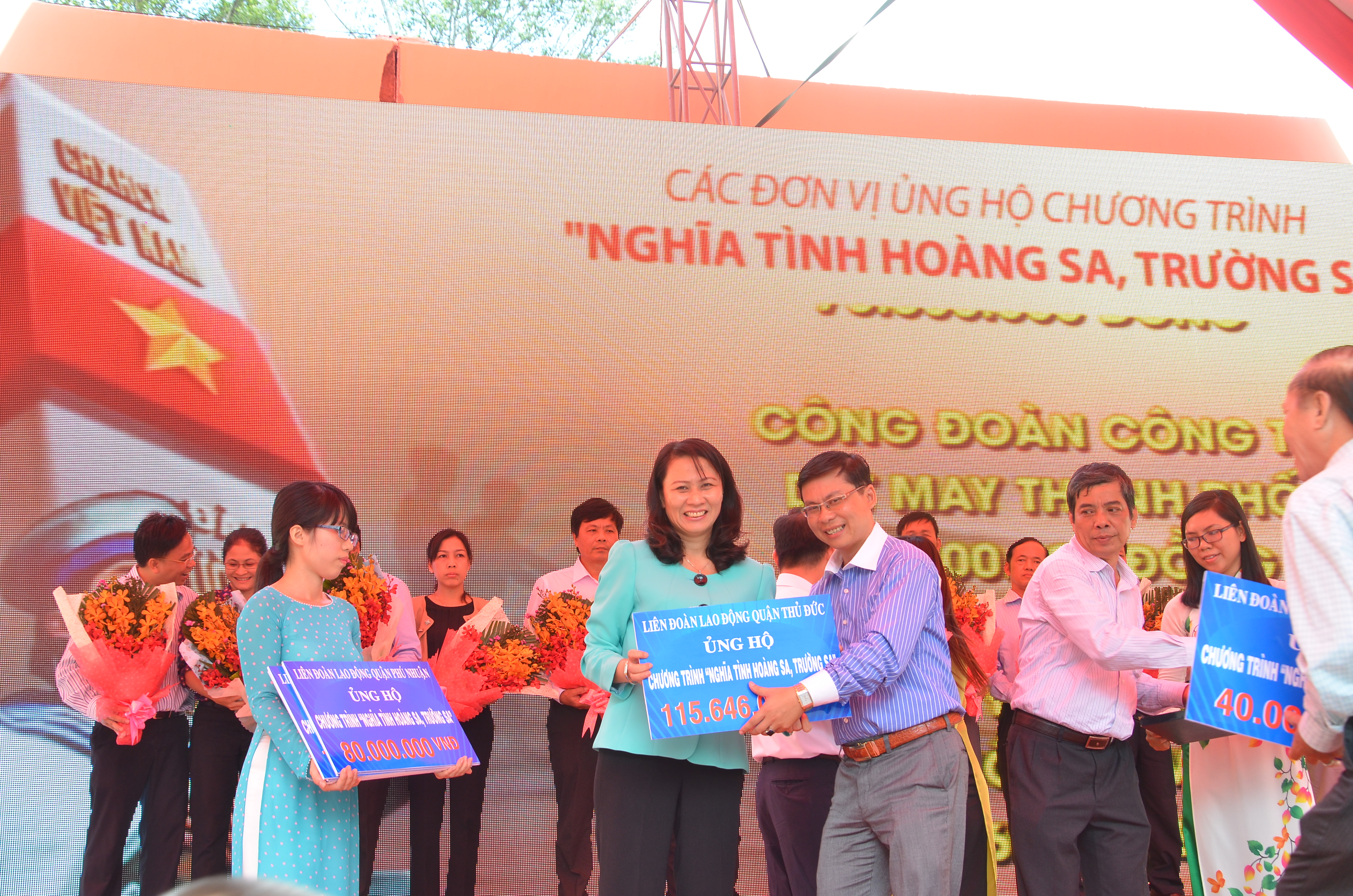 B&agrave; Nguyễn Thị Thu, Chủ tịch LĐLĐ TP HCM, tiếp nhận tiền ủng hộ từ đại diện LĐLĐ quận Thủ Đức, TP HCM ẢNH: TẤN THẠNH