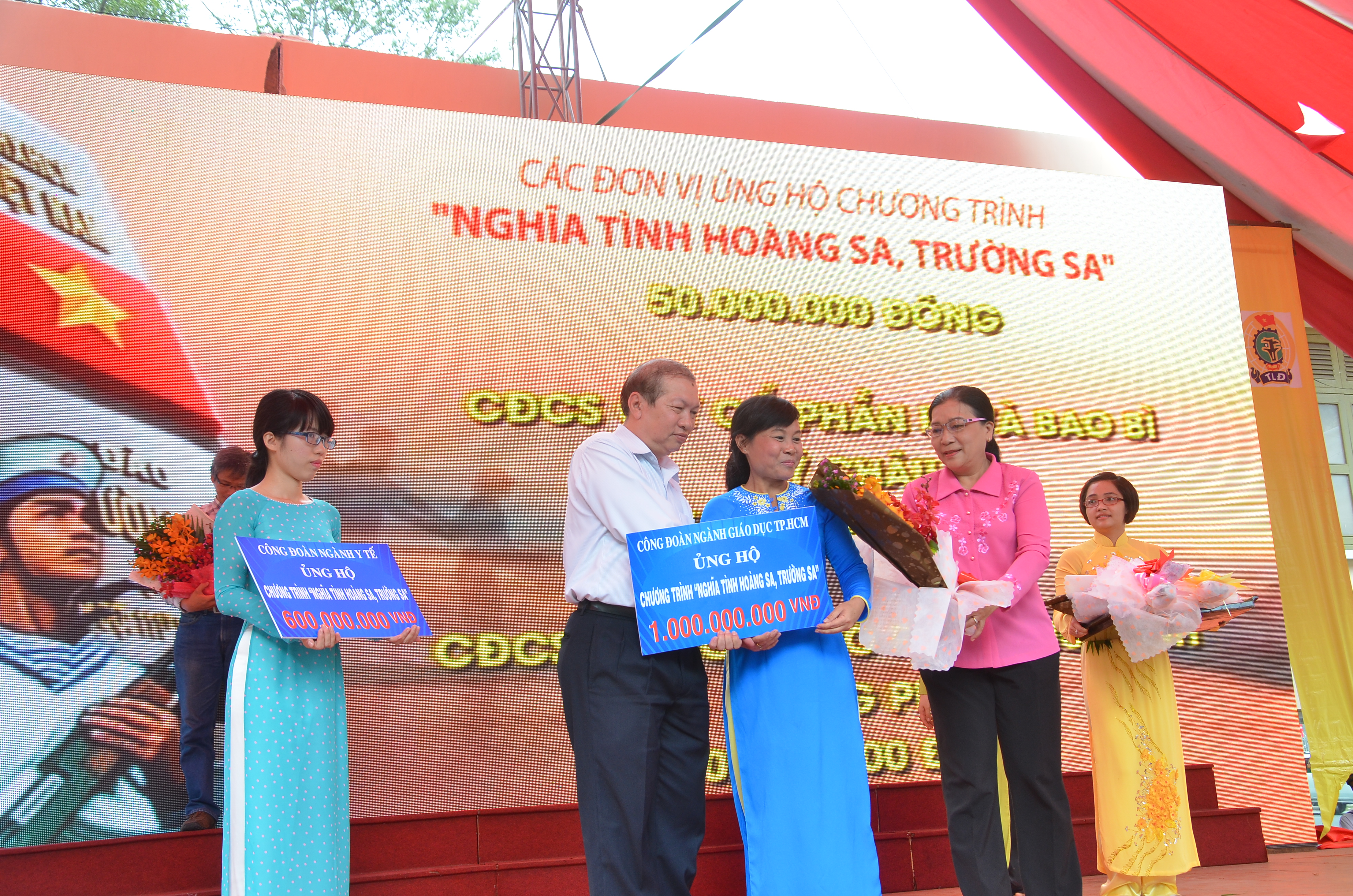 &Ocirc;ng Nguyễn Việt Cường, Ph&oacute; chủ tịch LĐLĐ TP v&agrave; b&agrave; Nguyễn Thị B&iacute;ch Thủy, Ph&oacute; chủ tịch LĐLĐ TP, tiếp nhận tiền ủng hộ từ c&aacute;c CĐ cấp tr&ecirc;n cơ sở ẢNH: TẤN THẠNH