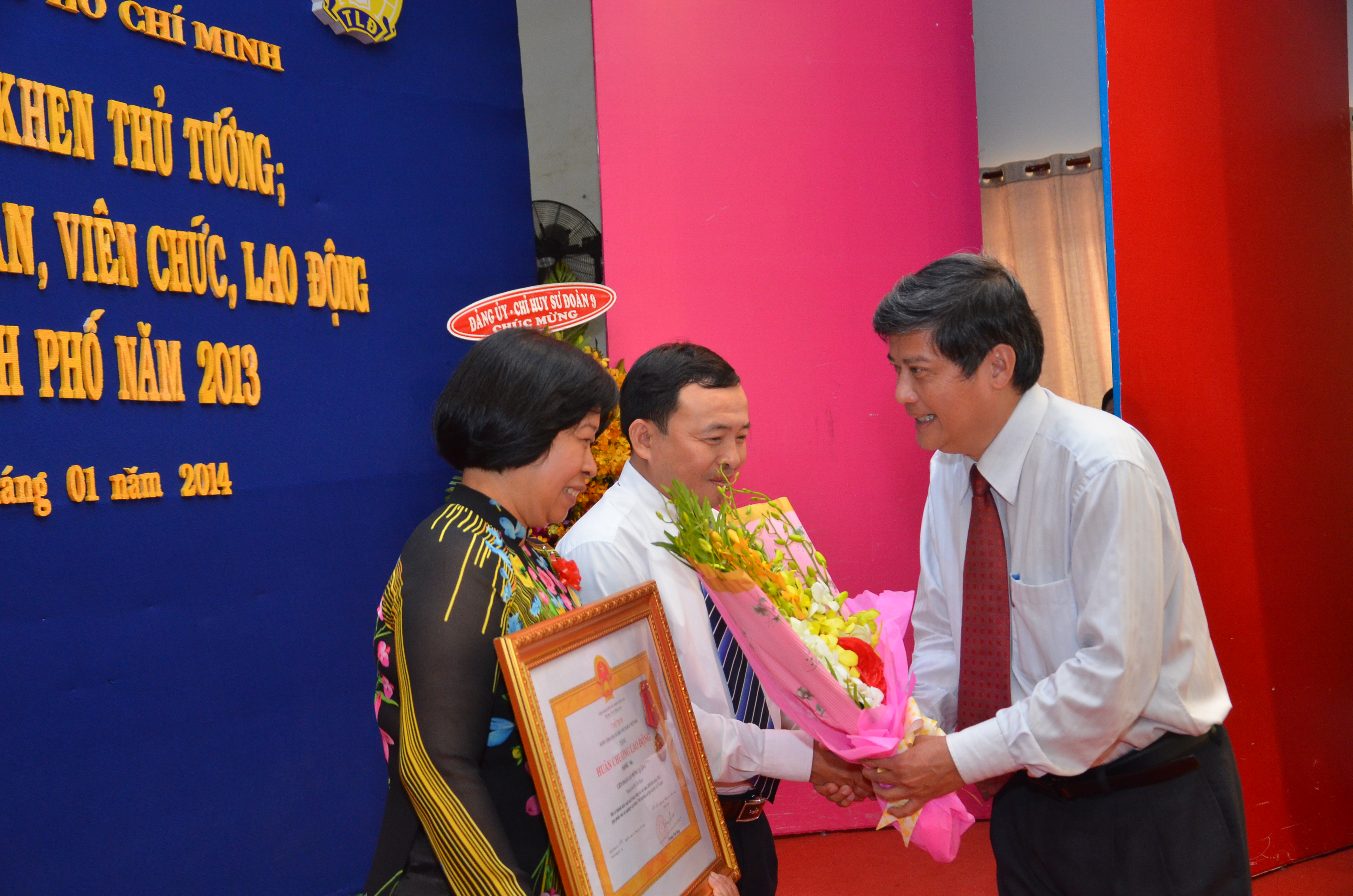 &Ocirc;ng Nguyễn Văn Đua, Ph&oacute; B&iacute; thư Thường trực Th&agrave;nh ủy TP HCM, trao Hu&acirc;n chương Lao động hạng nh&igrave; cho LĐLĐ quận 6, TP HCM