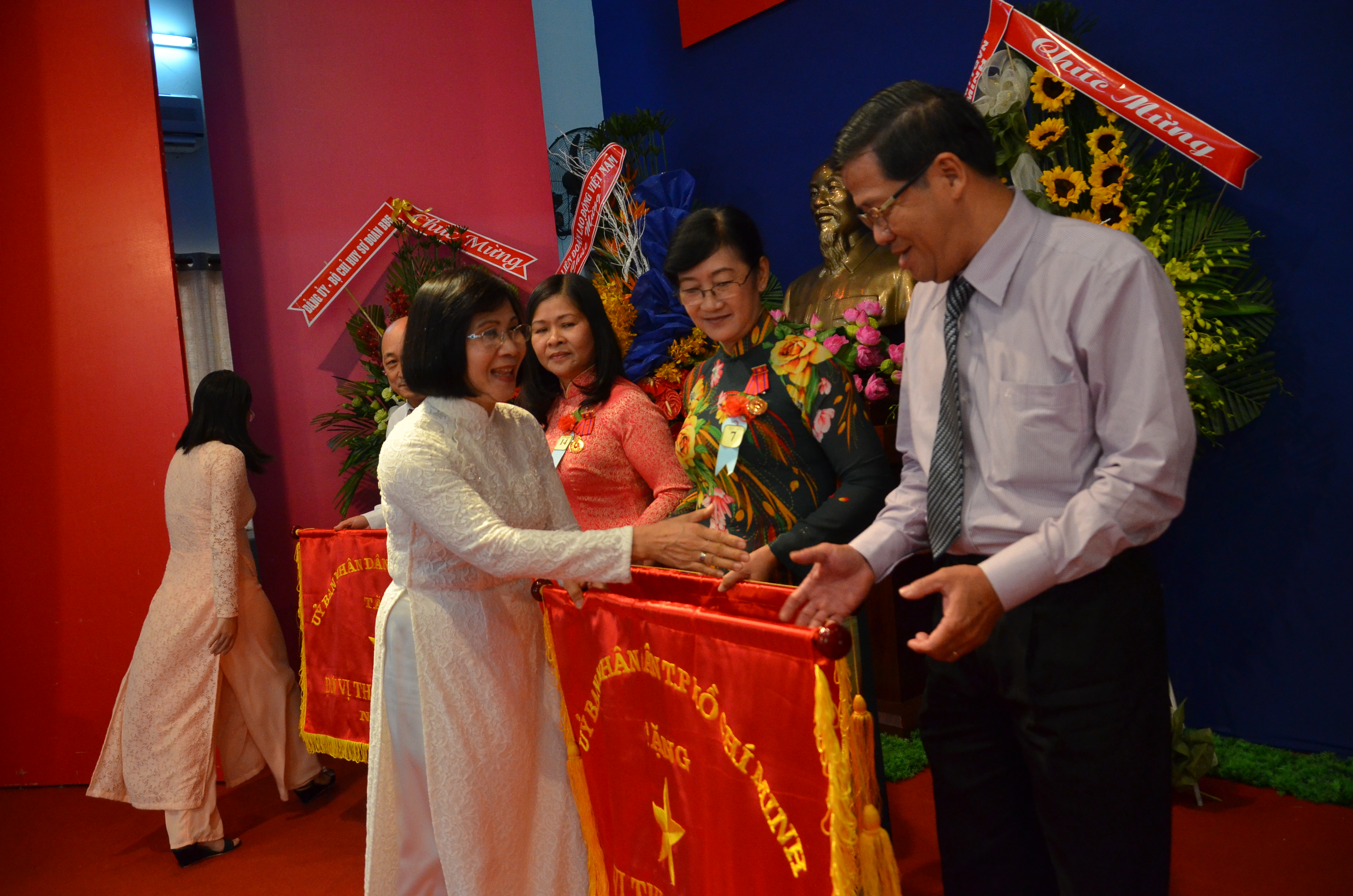 B&agrave; Nguyễn Thị Thu H&agrave;, Ủy vi&ecirc;n Trung ương Đảng, Ph&oacute; B&iacute; thư Th&agrave;nh ủy, tặng cờ thi đua của UBND TP HCM cho c&aacute;c đơn vị xuất sắc. ẢNH: TẤN THẠNH&nbsp;