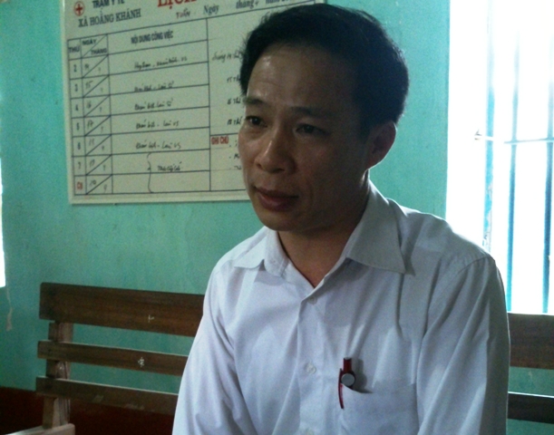 Trưởng trạm Y tế x&atilde; Hoằng Kh&aacute;nh Nguyễn Hữu Dũng - người kh&ocirc;ng c&oacute; giấy ph&eacute;p nhưng vẫn đứng ra tổ chức chữa bệnh tại nh&agrave;