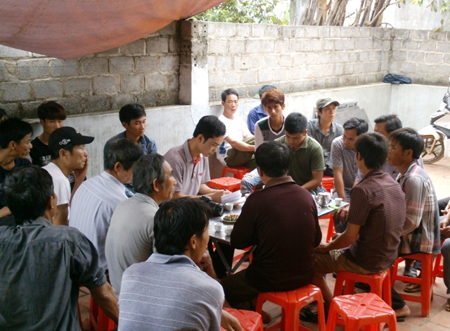 L&agrave;ng x&oacute;m đến chia buồn với gia đ&igrave;nh &ocirc;ng Thắm trước c&aacute;i chết của anh L&atilde;i