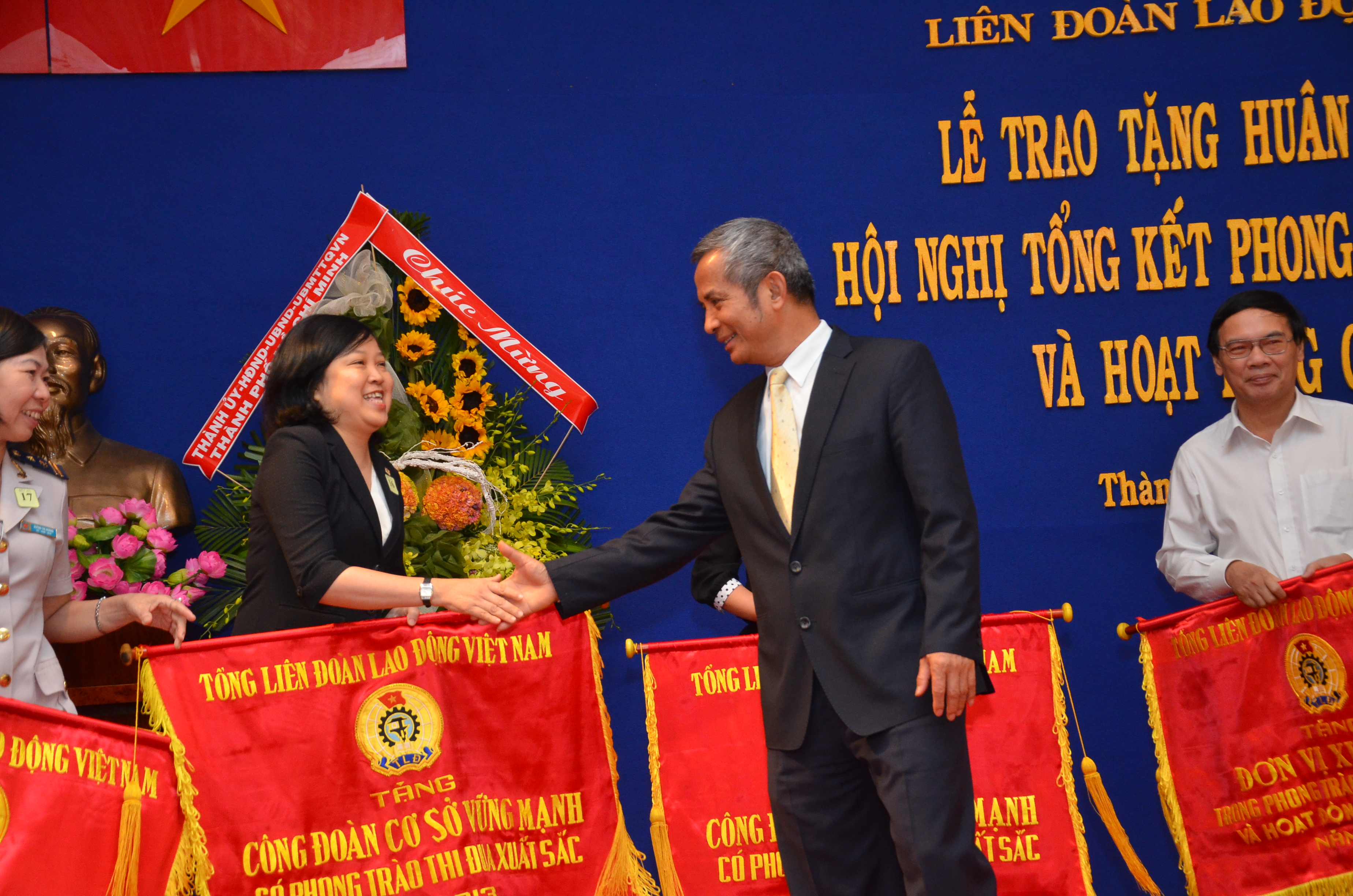 &Ocirc;ng Đặng Ngọc T&ugrave;ng, Chủ tịch Tổng LĐLĐ Việt Nam trao cờ thi đua của Tổng LĐLĐ Việt Nam cho c&aacute;c tập thể điển h&igrave;nh &nbsp;ẢNH: TẤN THẠNH