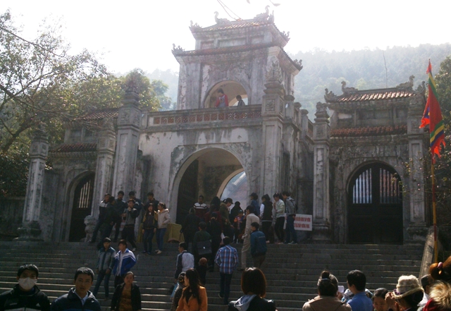 Đỏ đen trá hình tràn lan tại đền Bà Triệu
