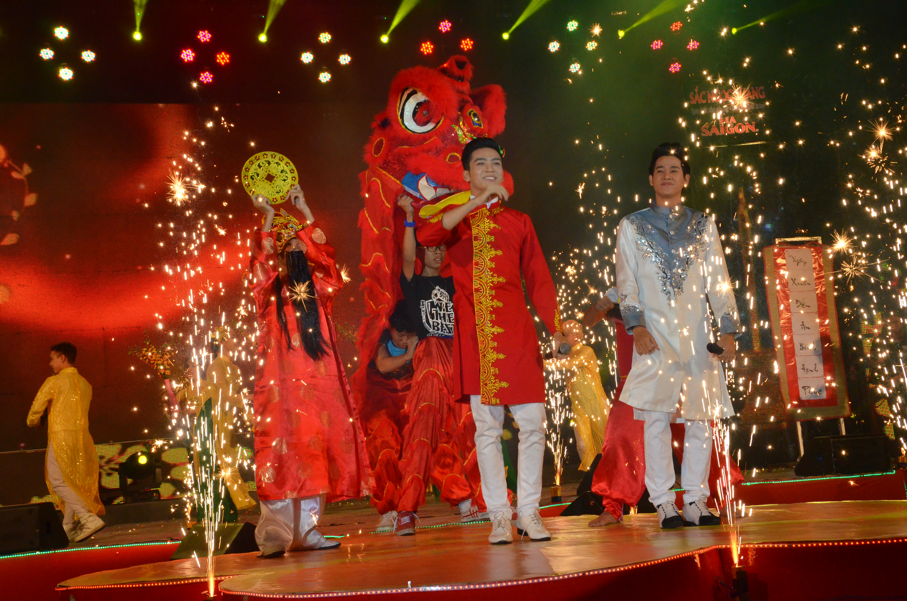 Gala Mai Vàng chào Xuân 2014: Bữa tiệc thịnh soạn cho công nhân!