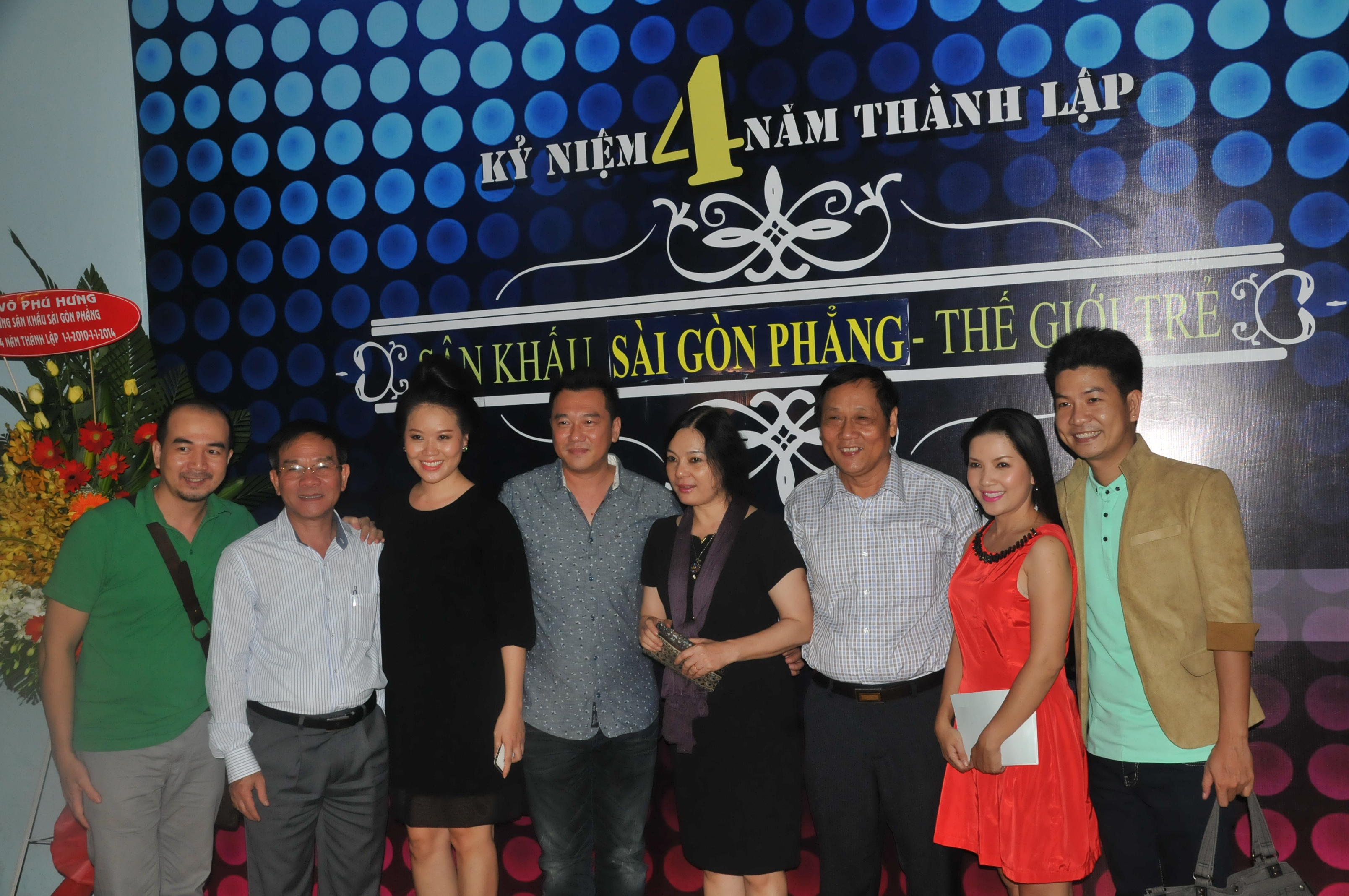 
	Ban gi&aacute;m hiệu Trường ĐH S&acirc;n khấu Điện ảnh TP HCM ch&uacute;c mừng c&aacute;c nghệ sĩ của S&acirc;n khấu kịch S&agrave;i G&ograve;n Phẳng