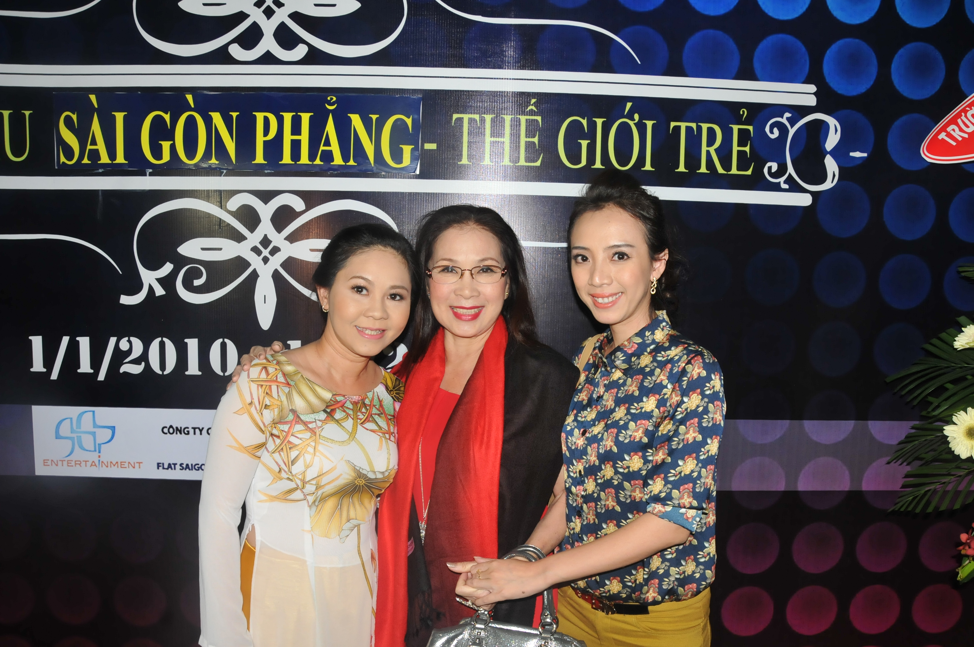 Nghệ sĩ tề tựu mừng "Sài Gòn Phẳng" lên 4 tuổi