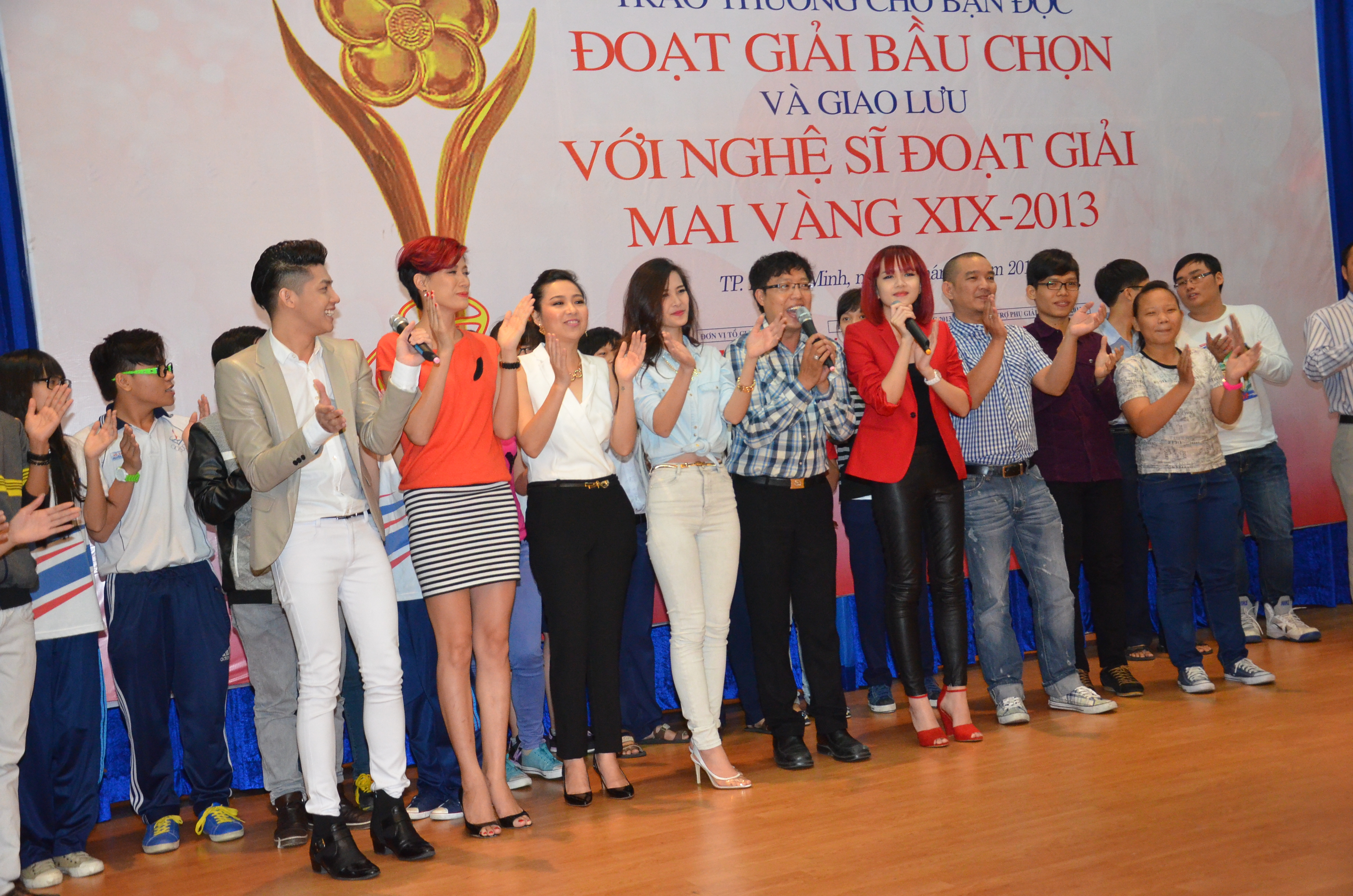 C&aacute;c nghệ sĩ h&aacute;t c&ugrave;ng fan&nbsp;