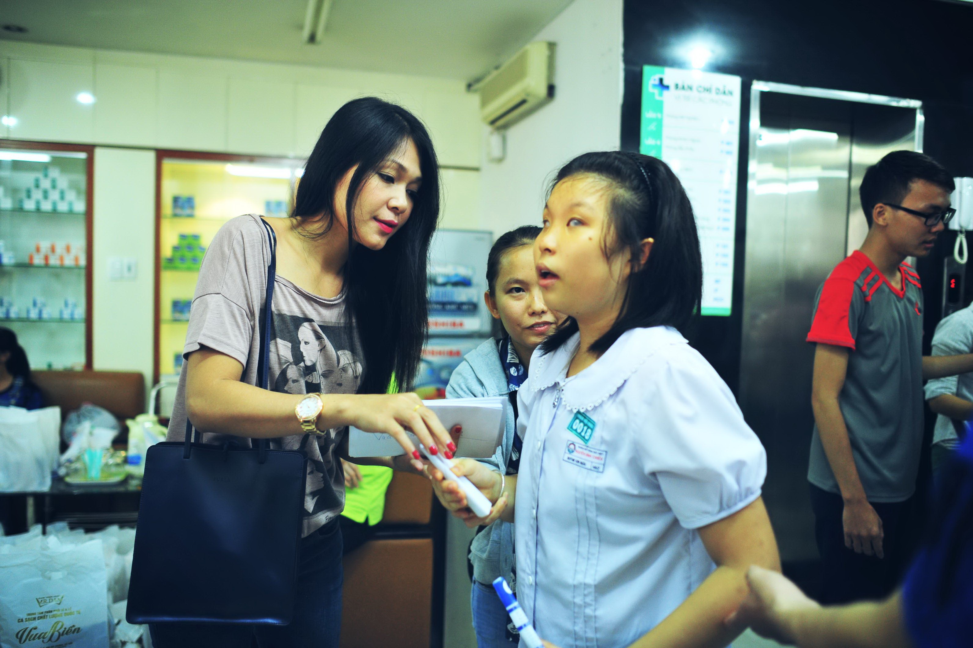 Đinh Y Nhung trao qu&agrave; cho một em g&aacute;i khiếm thị