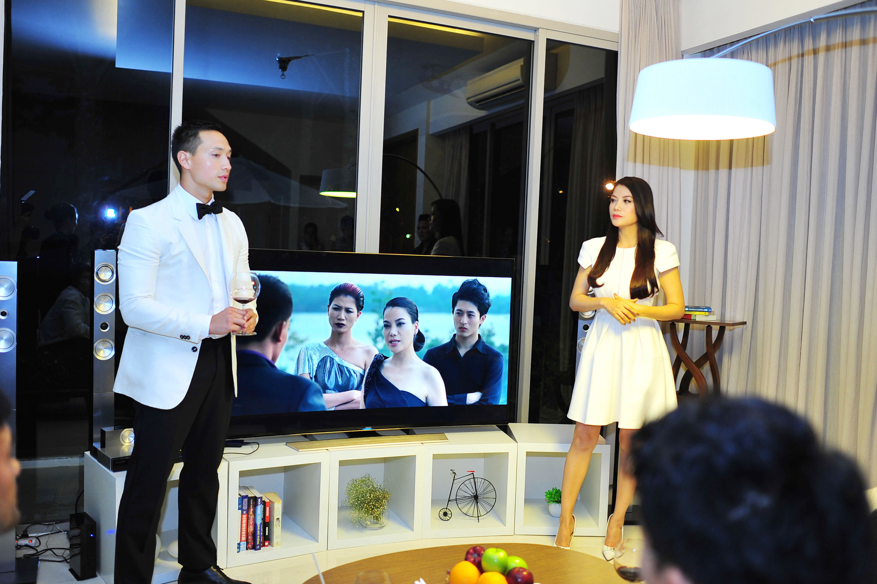 Kim L&yacute; (vai T&ugrave;ng Hero) v&agrave; Trương Ngọc &Aacute;nh (vai Hương ga) xuất hiện cạnh nhau v&agrave; những h&igrave;nh ảnh trong phim.