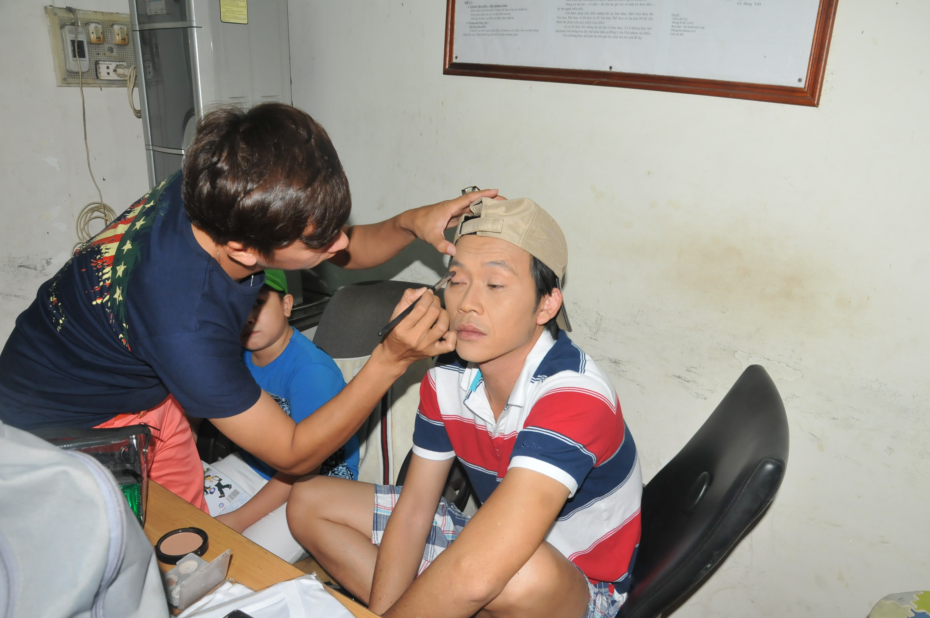 Nghệ sĩ Ho&agrave;i Linh h&oacute;a trang nh&acirc;n vật trong hậu trường s&acirc;n khấu Trống Đồng tối 8-1