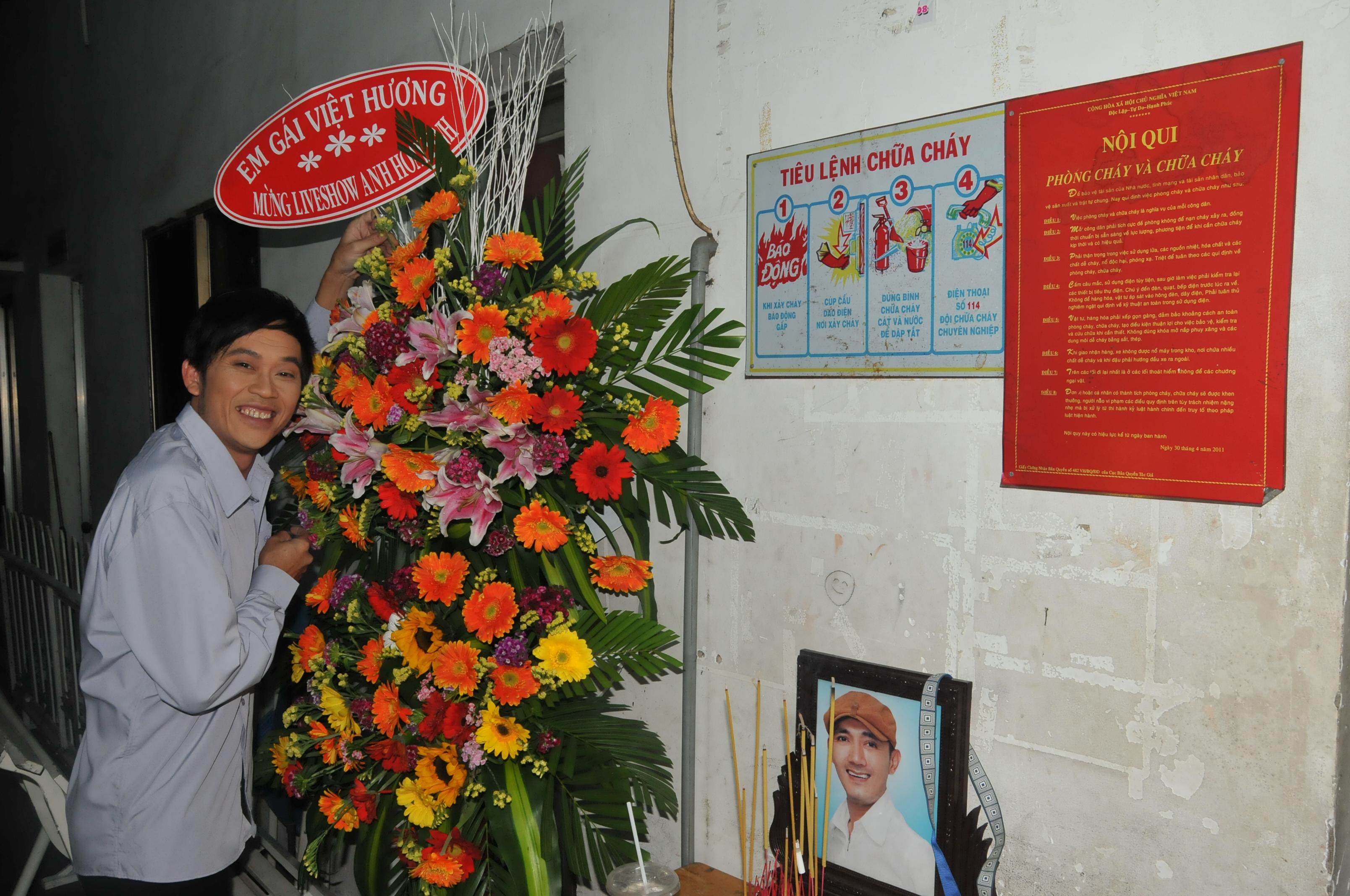 &nbsp;Ho&agrave;i Linh đặt lẵng hoa của Việt Hương ch&uacute;c mừng liveshow b&ecirc;n cạnh b&agrave;n thờ của cố nghệ sĩ Hữu Lộc tối 8-1 tại hậu trường s&acirc;n khấu Trống Đồng.