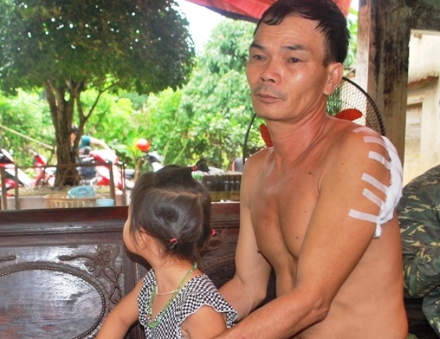 Anh rủ em vác dao truy sát hàng xóm, 3 người thương vong
