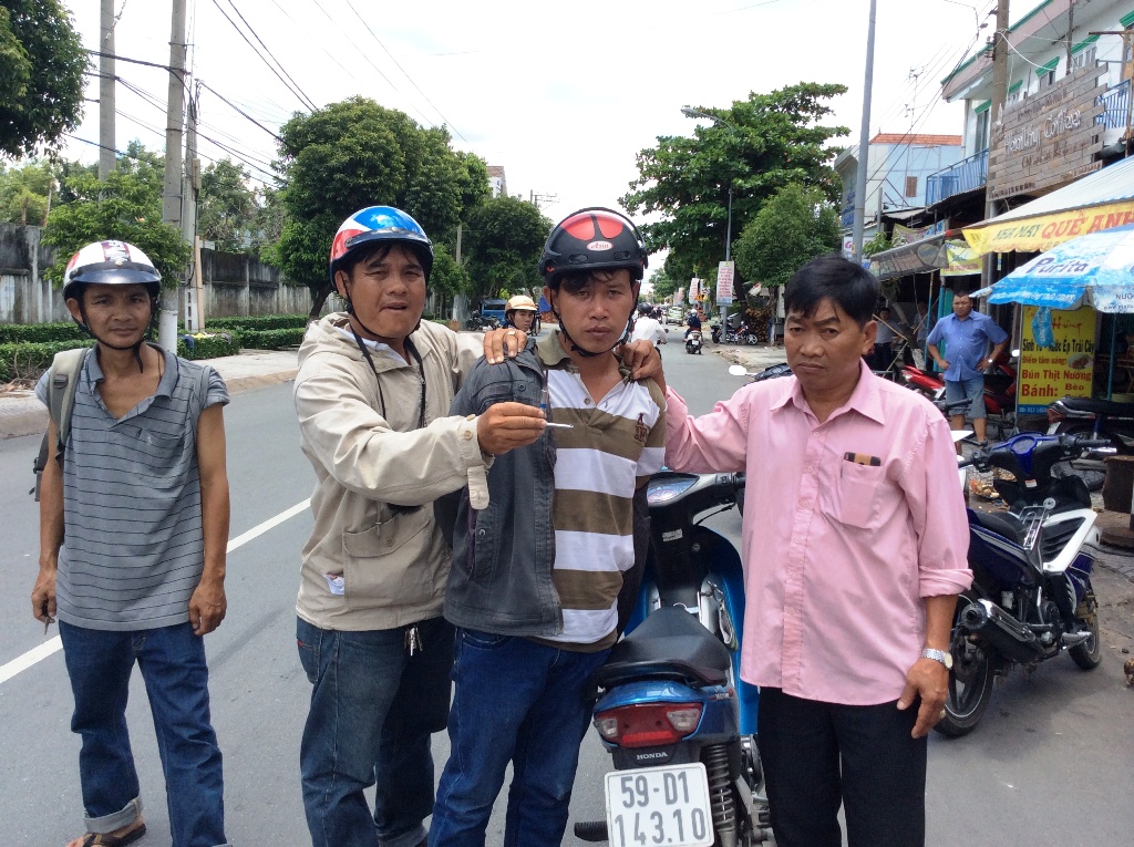 L&ecirc; Hữu Sơn (thứ 3 từ tr&aacute;i sang), t&ecirc;n trộm bị &ldquo;hiệp sĩ&rdquo; Nguyễn Thanh Hải c&ugrave;ng đồng đội bắt n&oacute;ng v&agrave;o trưa 20-8.