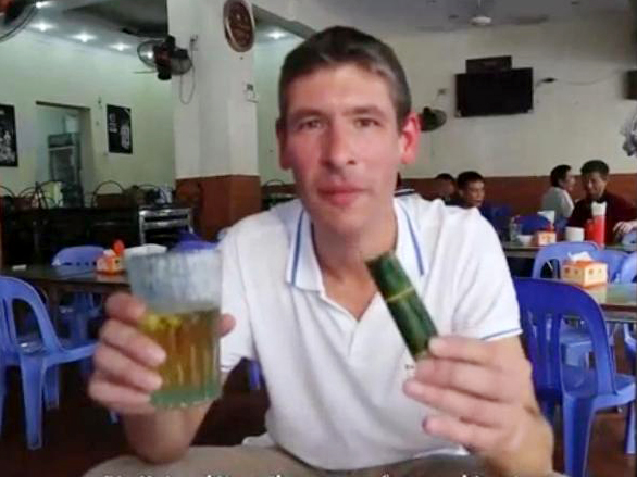 Tân Đại sứ Anh “khoái khẩu” món bia hơi - nem chua Hà Nội