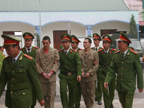 Dẫn giải c&aacute;c bị c&aacute;o v&agrave;o ph&ograve;ng x&eacute;t xử