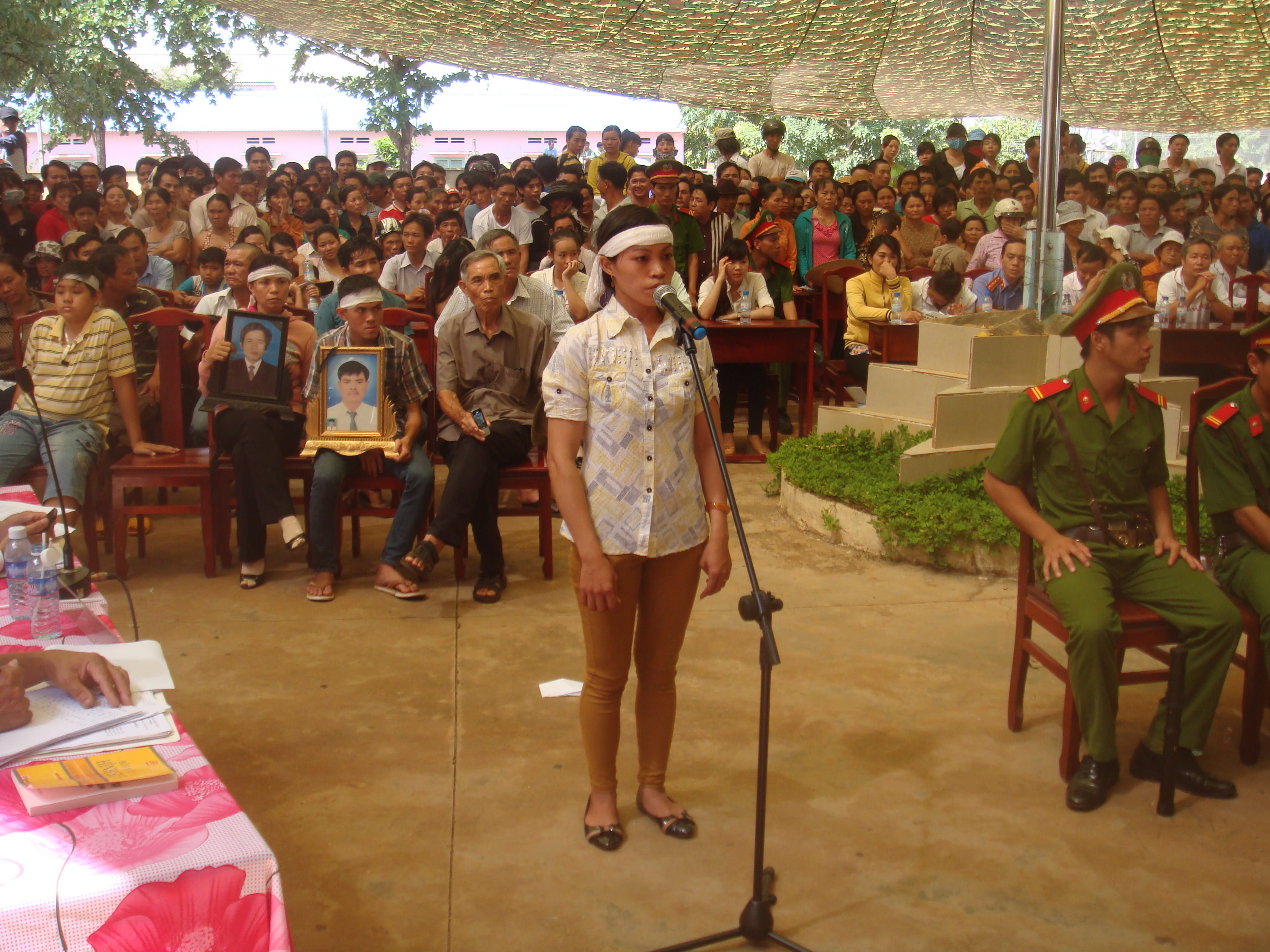 Chị Đ&agrave;o Thị Nh&acirc;m (vợ nạn nh&acirc;n Phạm Văn Thiệp) y&ecirc;u cầu xử nghi&ecirc;m v&agrave; phải bồi thường tr&aacute;ch nhiệm d&acirc;n sự cho gia đ&igrave;nh chị l&agrave; 352 triệu đồng.