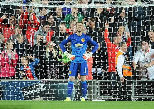 Thủ môn De Gea thất vọng khi để thủng lưới 4 bàn trước MK Dons