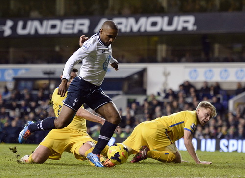 Defoe ghi bàn thứ nhì cho Tottenham