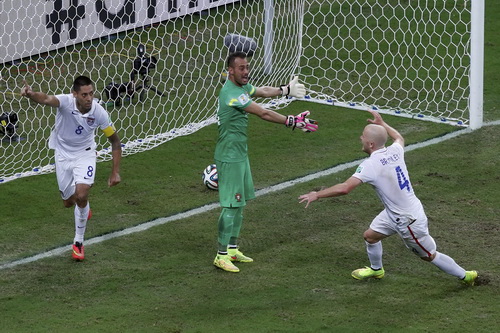 Dempsey (8) và Bardsley góp công vào bàn thắng thứ nhì của tuyển Mỹ