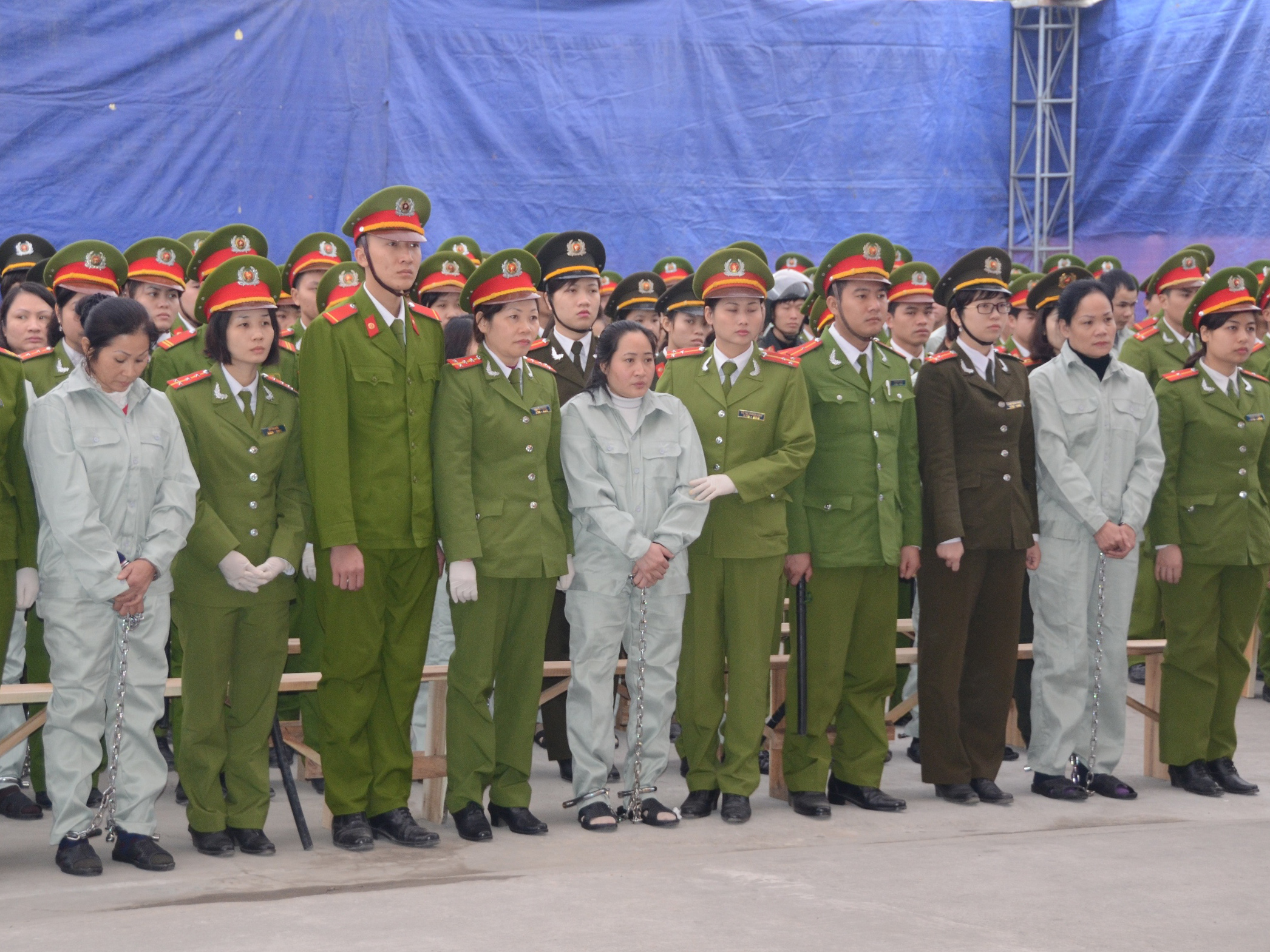 C&oacute; nhiều phụ nữ tham gia đường d&acirc;y bu&ocirc;n b&aacute;n ma t&uacute;y cực lớn n&agrave;y