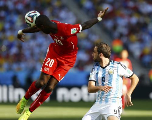 Johan Djourou (20) trong trận Thụy Sĩ thua Argentina
