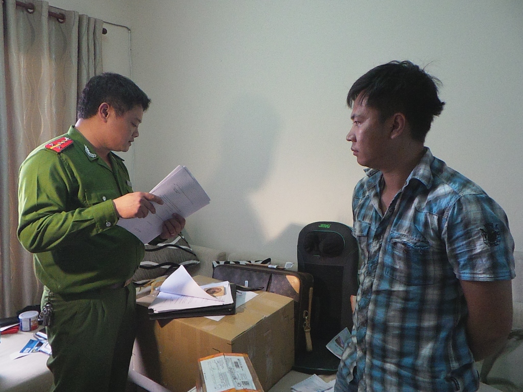 Đỗ H&agrave; Duy Thanh, một trong những đối tượng của đường d&acirc;y chuy&ecirc;n đ&aacute;nh cắp th&ocirc;ng tin t&agrave;i khoản thẻ t&iacute;n dụng, bị c&ocirc;ng an bắt ng&agrave;y 9-1.