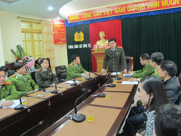 Thiếu tướng Đỗ Hữu Ca, Gi&aacute;m đốc C&ocirc;ng an TP Hải Ph&ograve;ng, chủ tr&igrave; cuộc họp b&aacute;o