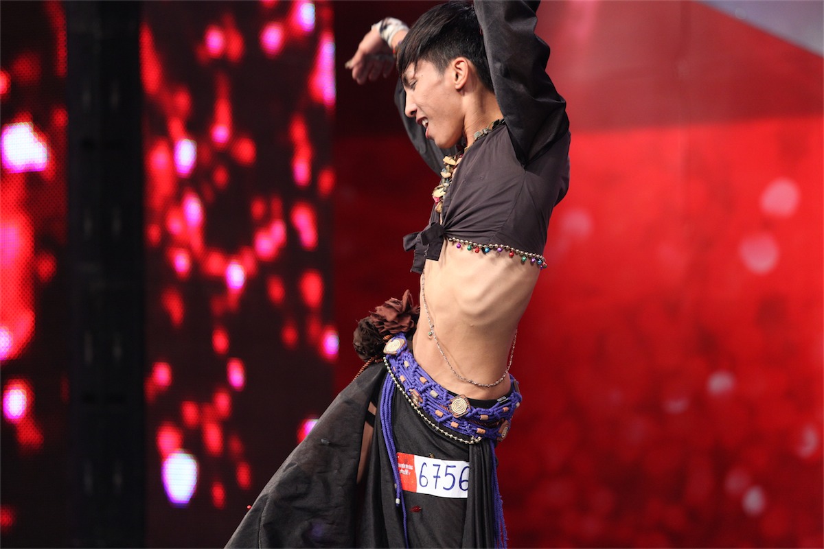 Đỗ Trọng H&ugrave;ng nhảy belly-dance tr&ecirc;n nền nhạc Shakira