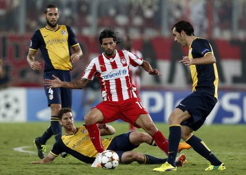 Alejandro Dominguez (Olympiakos) trong vòng vây các cầu thủ Atletico