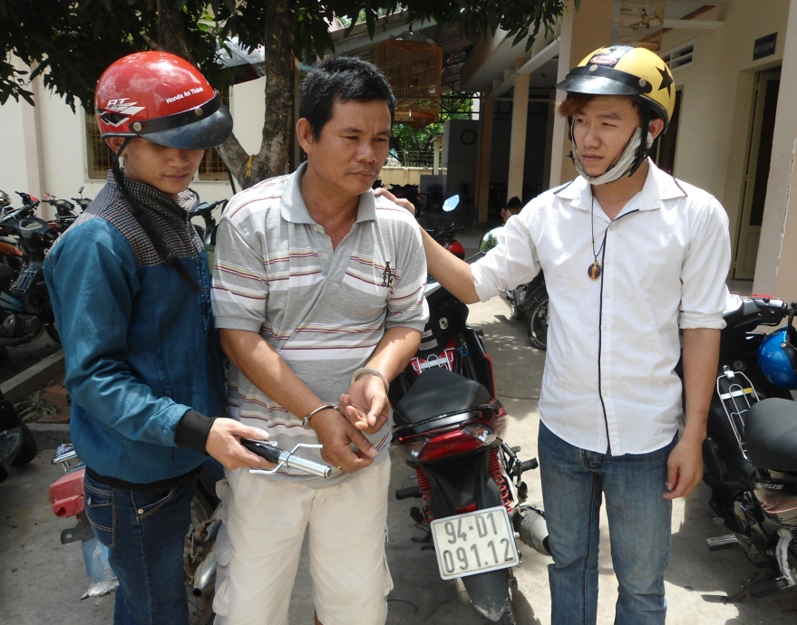 Đồng Văn Bi&ecirc;n (giữa), đối tượng lừa đảo chiếc xe m&aacute;y của chị Sen, bị c&aacute;c &ldquo;hiệp sĩ&rdquo; bắt v&agrave; thu hồi lại chiếc xe sau hơn 1 năm được nạn nh&acirc;n tr&igrave;nh b&aacute;o.