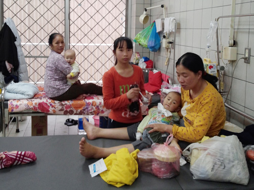 Thời tiết thất thường ở miền Bắc trong những ng&agrave;y qua khiến nhiều trẻ nhỏ phải nhập viện