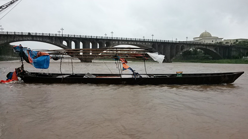 Một con đ&ograve; neo đậu kh&ocirc;ng chắc bị gi&oacute; thổi tr&ocirc;i tự do tr&ecirc;n s&ocirc;ng Ka Long