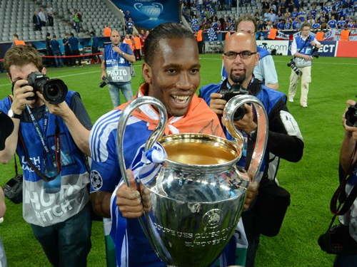 Drogba v&agrave; chiếc c&uacute;p v&ocirc; địch Champions League 2011-2012