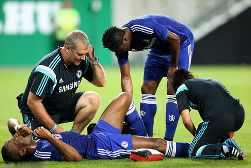 Drogba với chấn thương phút 26