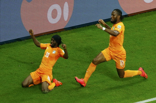 Gervinho v&agrave; Drogba vui mừng sau b&agrave;n thắng quyết định